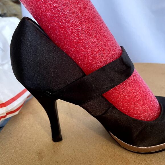 BKE Sole  Stiletto 4.5" platform 1" Size 7.5 Satin with Silver trim flower gems - Picture 6 of 13